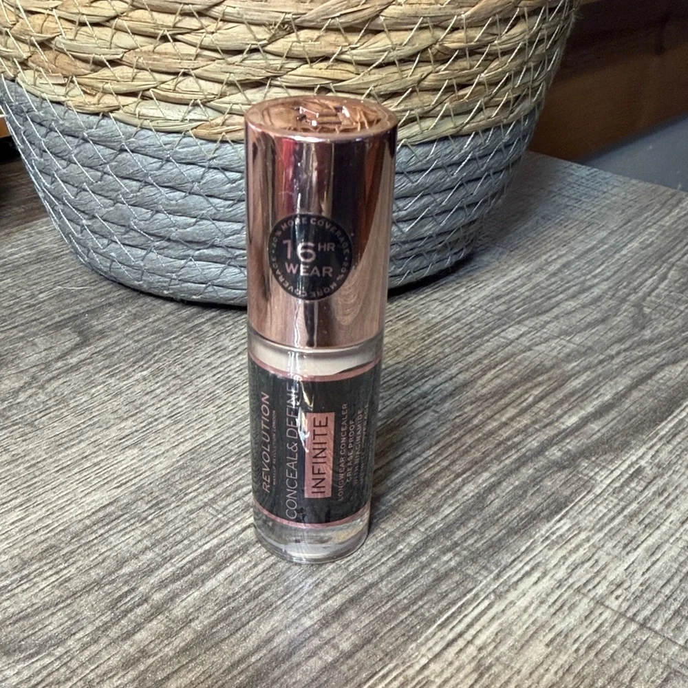 🌹5 for $25🌹 Revolution Infinite Conceal & Define C3.5 Concealer